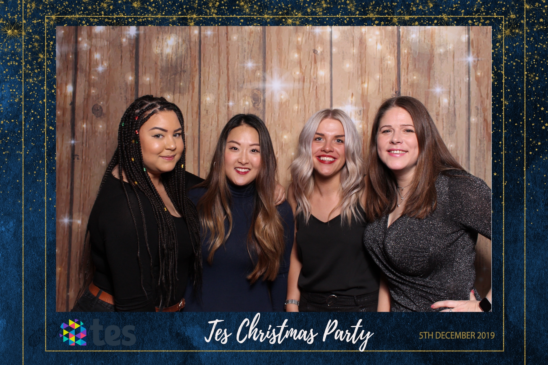 Tes Christmas party  | View more photos from the event at gallery.magicimages.uk/u/MagicImages/Tes-Christmas-party